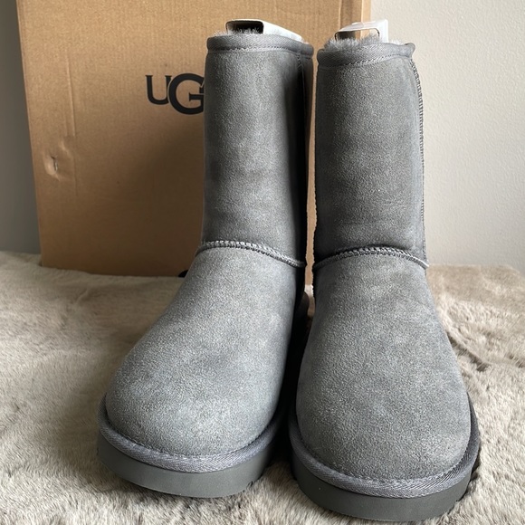 UGG - Women’s Classic Short ll / Winter Boots - Picture 2 of 9